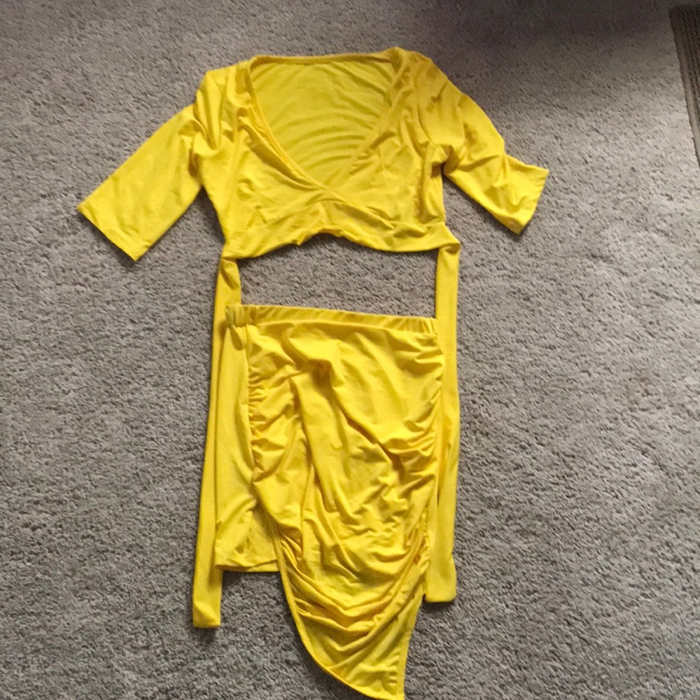 2 piece set. Yellow.